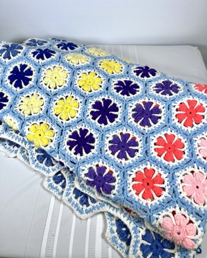 Cottagecore Floral Vintage Blanket – Soft Pastel Throw for Bedroom – Retro Afghan Decor