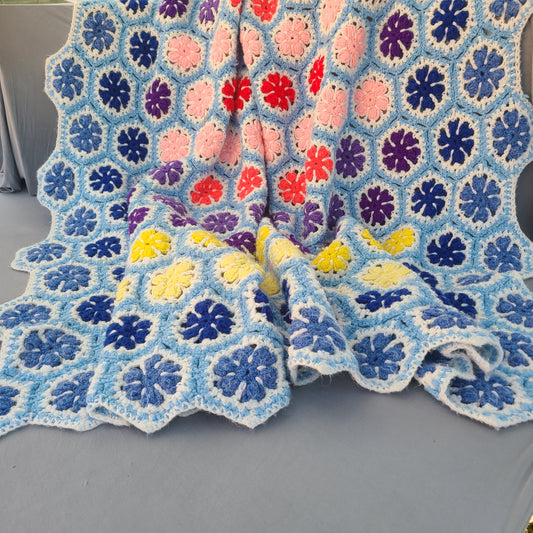 Cottagecore Floral Vintage Blanket – Soft Pastel Throw for Bedroom – Retro Afghan Decor